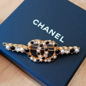 💯 authentic Chanel pearl hair clip
